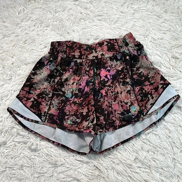 Lululemon Hotty Hot Low-Rise Lined Short 4" Stencil Blossom Red Multi - Picture 1 of 4